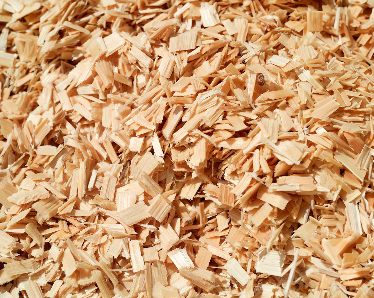 Restprodukter från träindustrin blir biobränsle vid värmeproduktion.